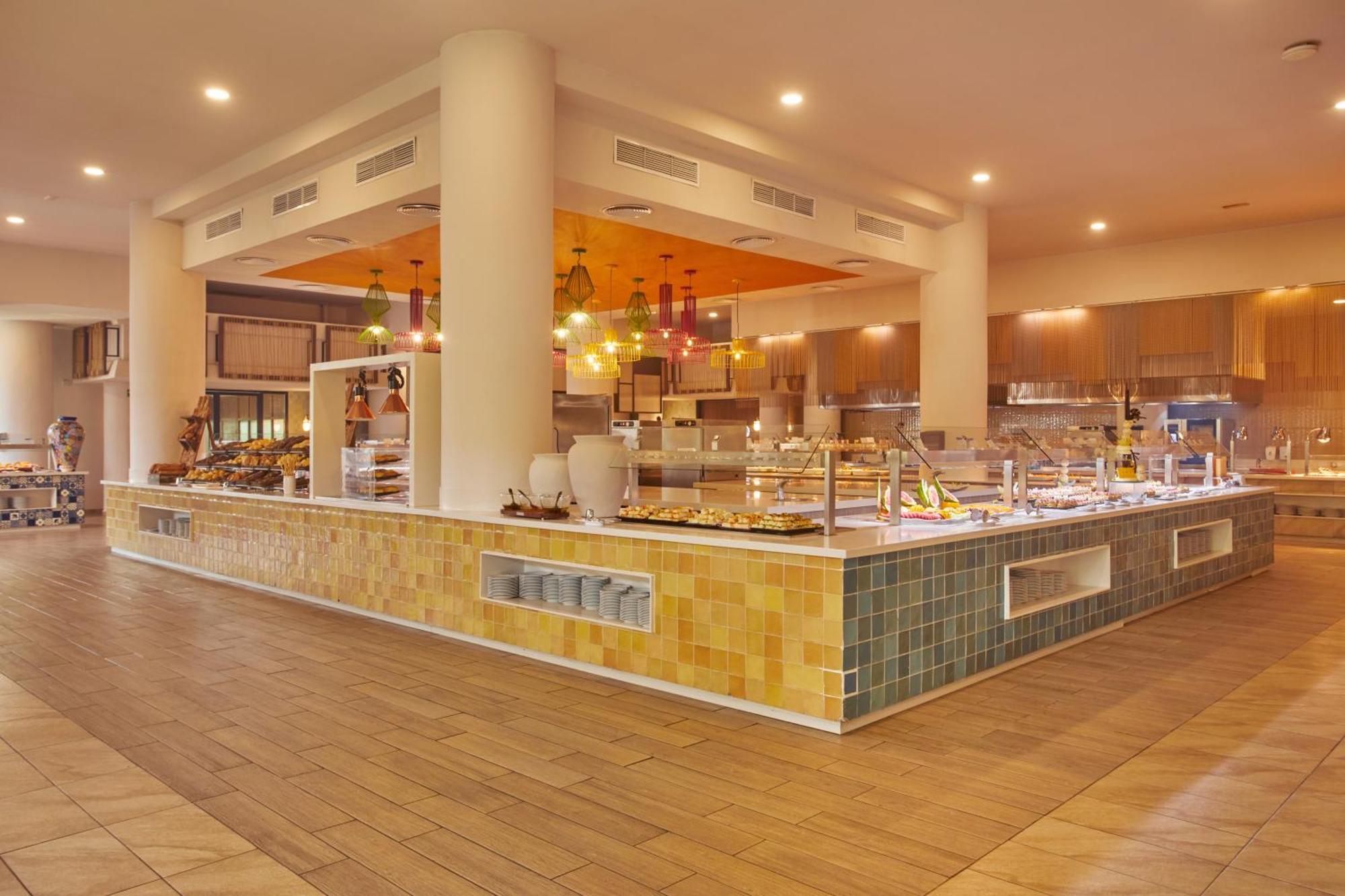 Bahia Principe Grand Tulum Hotel Riviera Maya Exterior photo Buffet at a hotel